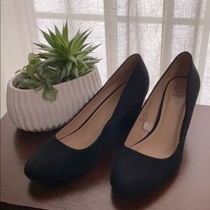 Faux suede black wedges 🖤